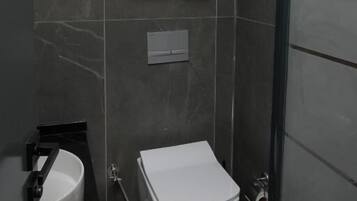 Comfort Room, Garden View | Bathroom