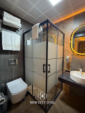 Shower, free toiletries, hair dryer, slippers - New City Otel (Osmaniye)