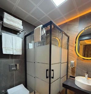 Shower, free toiletries, hair dryer, slippers - New City Otel (Osmaniye)