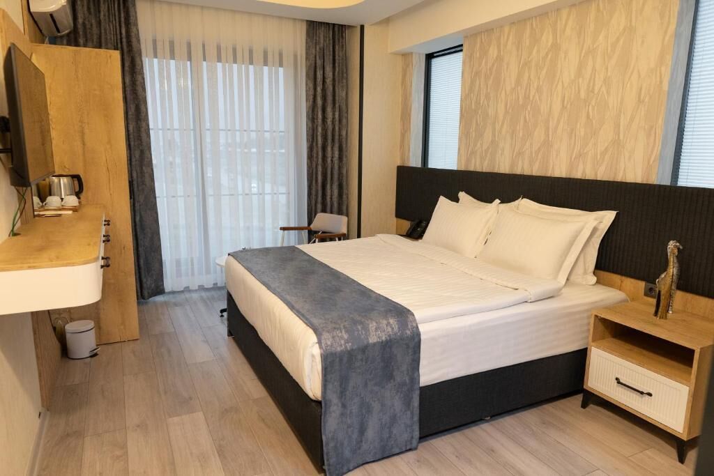 Comfort Room, Garden View | In-room safe, desk, laptop workspace, soundproofing