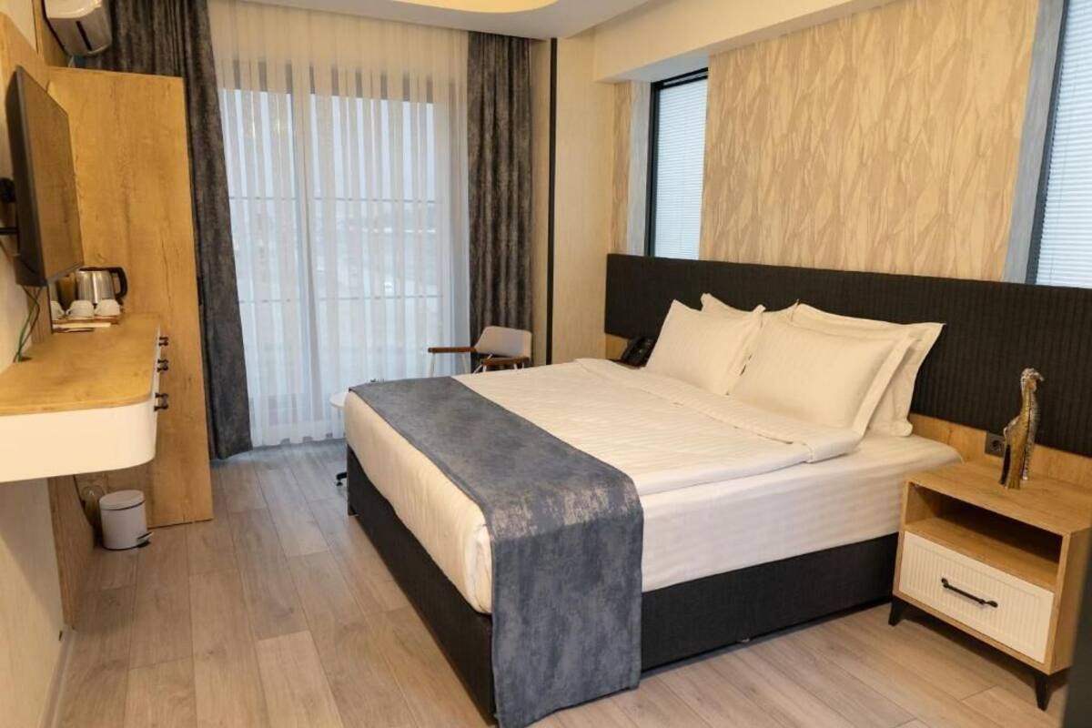 Comfort Room, Garden View | In-room safe, desk, laptop workspace, soundproofing