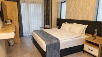 Comfort Room, Garden View | In-room safe, desk, laptop workspace, soundproofing