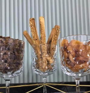 Tres jarrones de vidrio con distintos alimentos sobre una superficie negra.