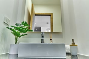ヘアドライヤー、タオル、石鹸、トイレットペーパー