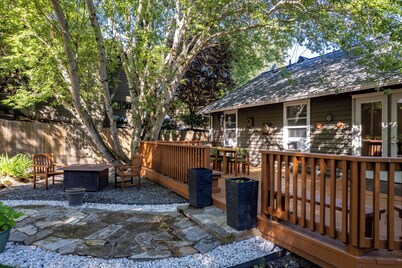 Easy Stay - Hot Tub, Elegant, Peaceful! Pet Friendly!