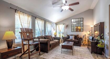 Easy Stay - Hot Tub, Elegant, Peaceful! Pet Friendly!