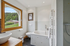 Ein Badezimmer mit Badewanne, Toilette und Waschbecken.
