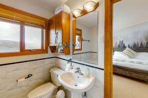 Blacksmith Lodge 4  | Bathroom | Combined shower/bathtub, hair dryer, towels, soap - Blacksmith Lodge by Okanagan Premier (Beaverdell)