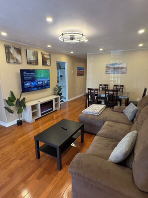 Smart TV, fireplace, books - Tamuna’s Home
805 Stone Church Rd E, Hamilton (Mountain) (Hamilton)