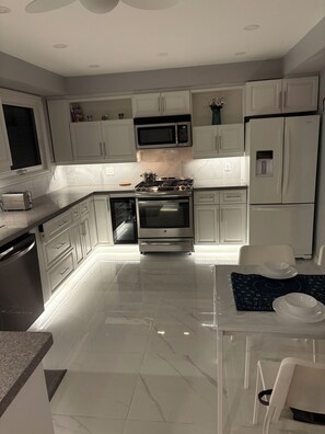 Coffee/tea maker, fridge, microwave, oven - Tamuna’s Home
805 Stone Church Rd E, Hamilton (Mountain) (Hamilton)