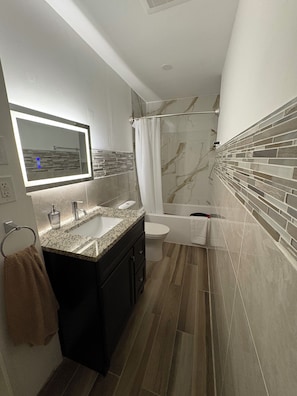Shower, hair dryer, towels, soap - Tamuna’s Home
805 Stone Church Rd E, Hamilton (Mountain) (Hamilton)