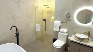 Douche, sèche-cheveux, serviettes fournies, savon