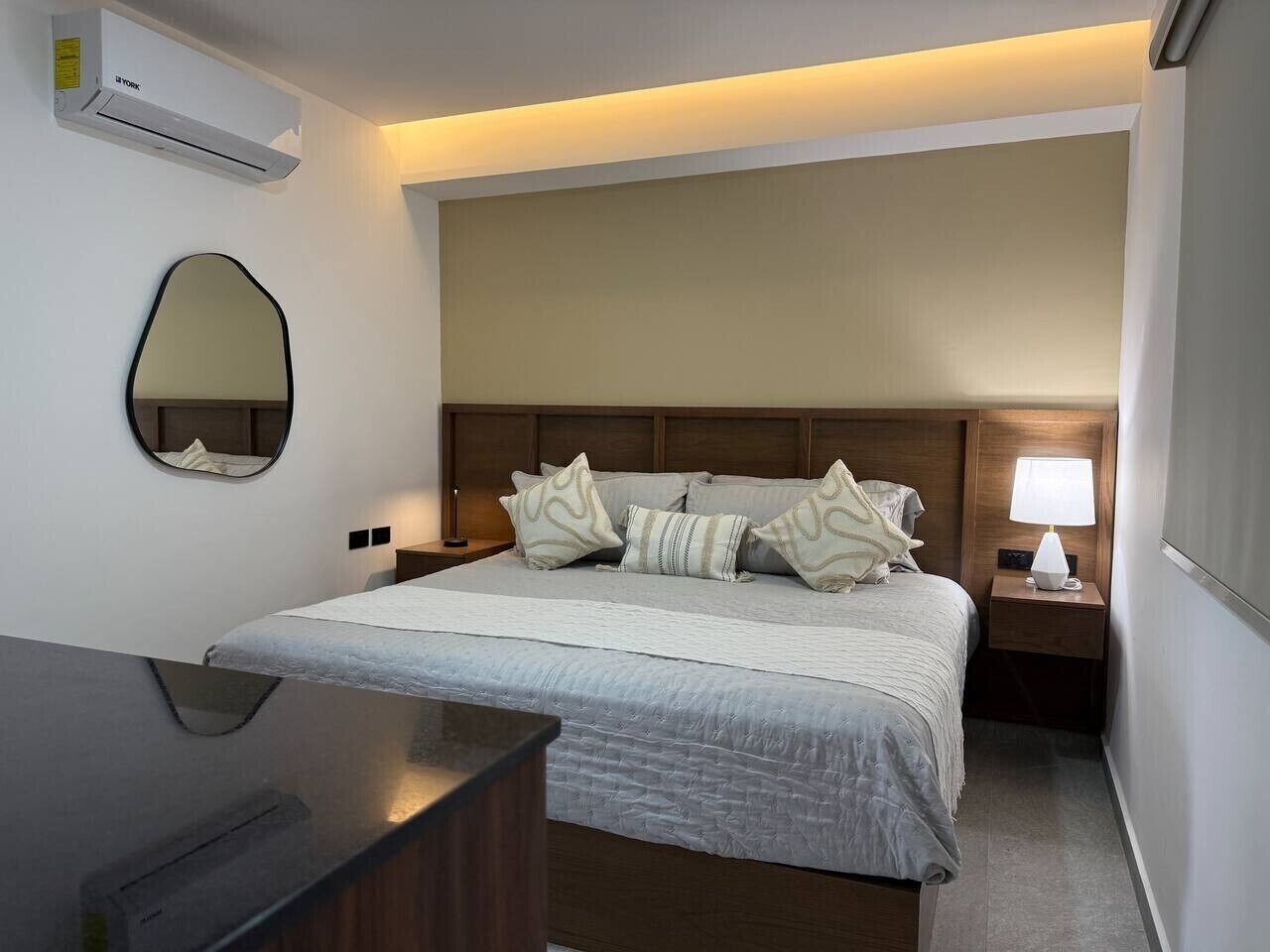 Desk, iron/ironing board, WiFi, bed sheets