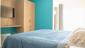 Desk, iron/ironing board, WiFi, bed sheets