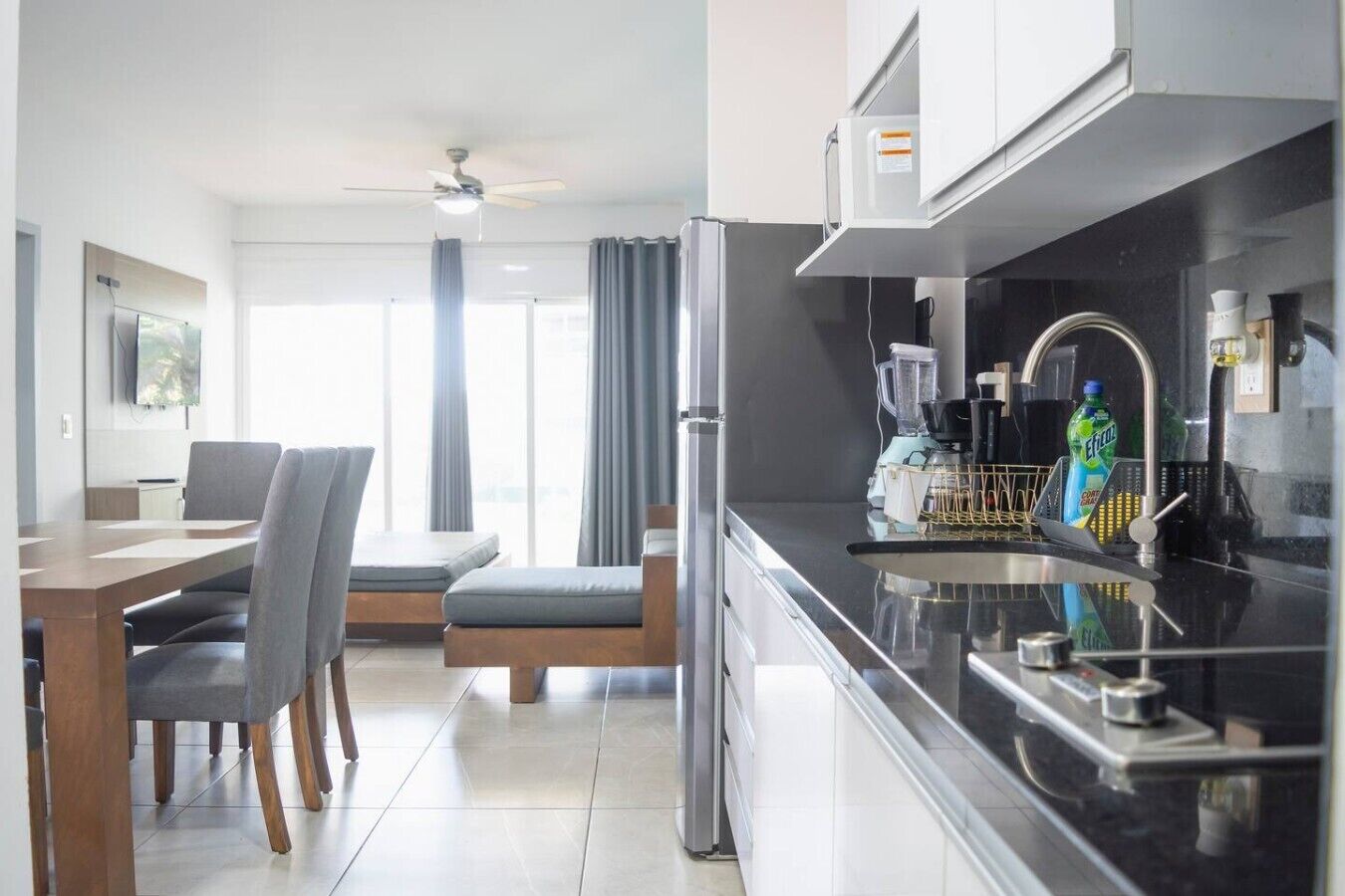 Coffee/tea maker, fridge, microwave, stovetop