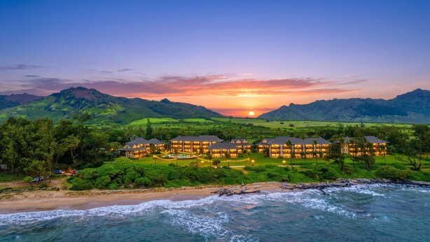 A resort with multiple buildings, a beach, and a sunset view. - Oceanfront & Oceanview - Heated Pool - Fully Renovated - Walk to Lydgate Beach (Lihue)