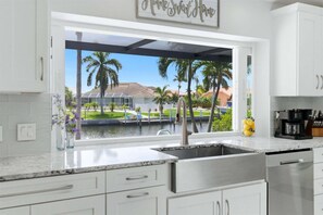 Coffee/tea maker, fridge, microwave, oven - Punta Gorda Private Pool Vacation Home (Punta Gorda)