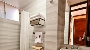 A modern bathroom with a toilet, sink, and shower. - PUKANTU  (Puno)
