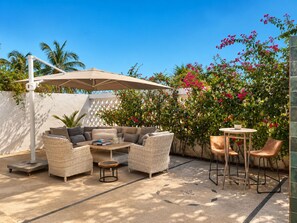 Outdoor dining - Vrbo Property (Warang)