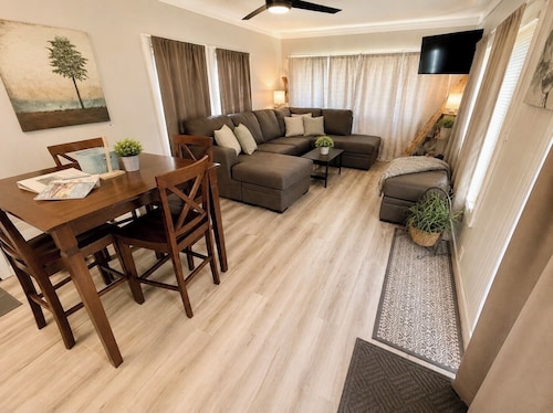 Cozy 2-Bedroom River Town Retreat – Sleeps 6-8 - Walking distance to the River