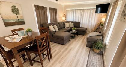 Cozy 2-Bedroom River Town Retreat – Sleeps 6-8 - Walking distance to the River