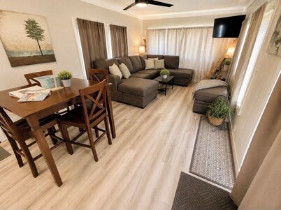 Cozy 2-Bedroom River Town Retreat – Sleeps 6-8 - Walking distance to the River
