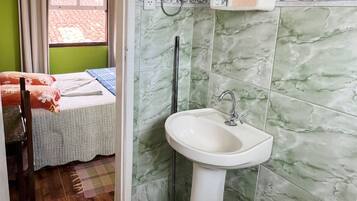 Suíte econômica, vista para a cidade | Banheiro | Toalhas de banho, papel higiênico
