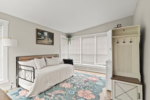 Iron/ironing board, WiFi, bed sheets