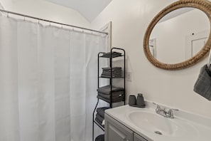 Haartrockner, Handtücher, Seife, Toilettenpapier