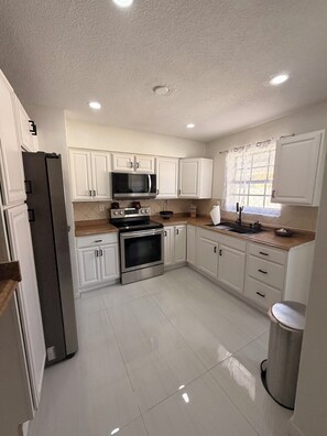 Private kitchen - Wonderful 3-bedroom house with AC close to Hard Rock stadium FIFA Fans (West Park)