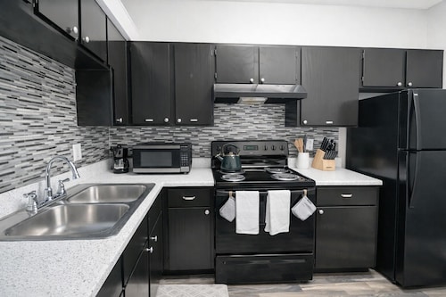 Chic 1BR Retreat | Gym, Pool & Free Parking