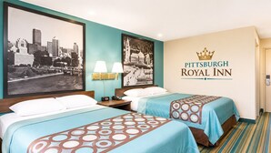 Ein Hotelzimmer mit zwei Betten, einem Stadtbild-Poster, einer Lampe und einem Schild für das Pittsburgh Royal Inn.