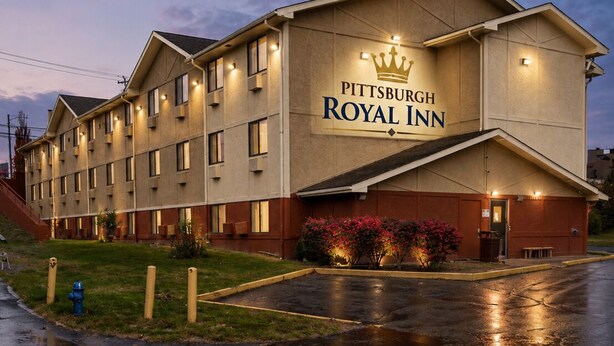Ein mehrgeschossiges Hotel mit einem gut sichtbaren Schild, auf dem 'Pittsburgh Royal Inn' steht.
