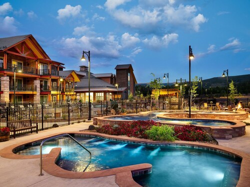2-bedroom hotel suites in beautiful Breckenridge w/ fitness room, AC, 3 hot tubs