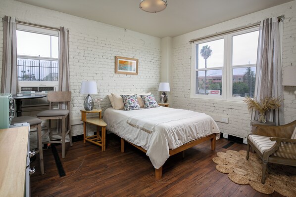 Room - Bright studio in lovely Los Angeles with cool AC (Los Angeles)