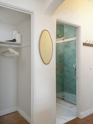 Bathroom - Bright studio in lovely Los Angeles with cool AC (Los Angeles)