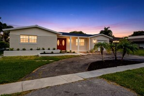 Exterior - Spacious 4BR Home Near Hard Rock Stadium & Beaches (Pembroke Pines)