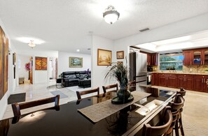 Dining - Spacious 4BR Home Near Hard Rock Stadium & Beaches (Pembroke Pines)