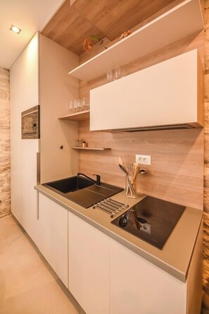 Wasserkocher mit Kaffee-/Teezubehör, Kühlschrank, Mikrowelle, Herdplatte