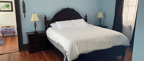 4 bedrooms, iron/ironing board, WiFi, bed sheets