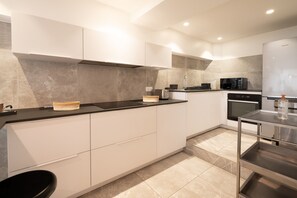 Kühlschrank, Mikrowelle, Ofen, Herdplatte