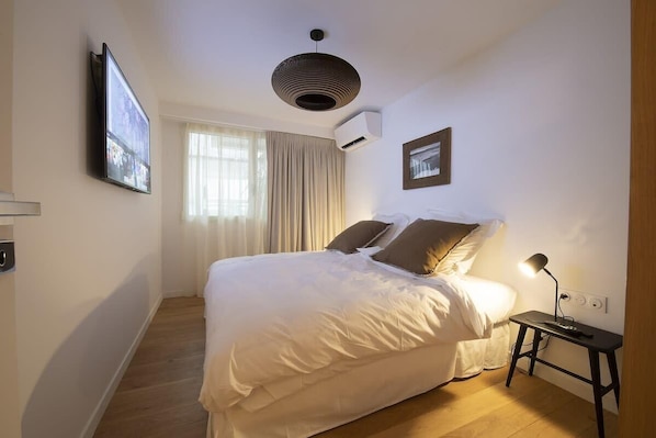 Iron/ironing board, WiFi, bed sheets