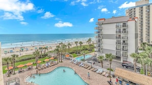 Ein Resort mit Pool, Strand und Meerblick.
