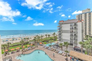 Ein Resort mit Pool, Strand und Meerblick.