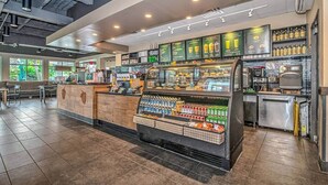 Ein Café mit einer Theke, Speisekarten und einer Vitrine mit verschiedenen Waren.