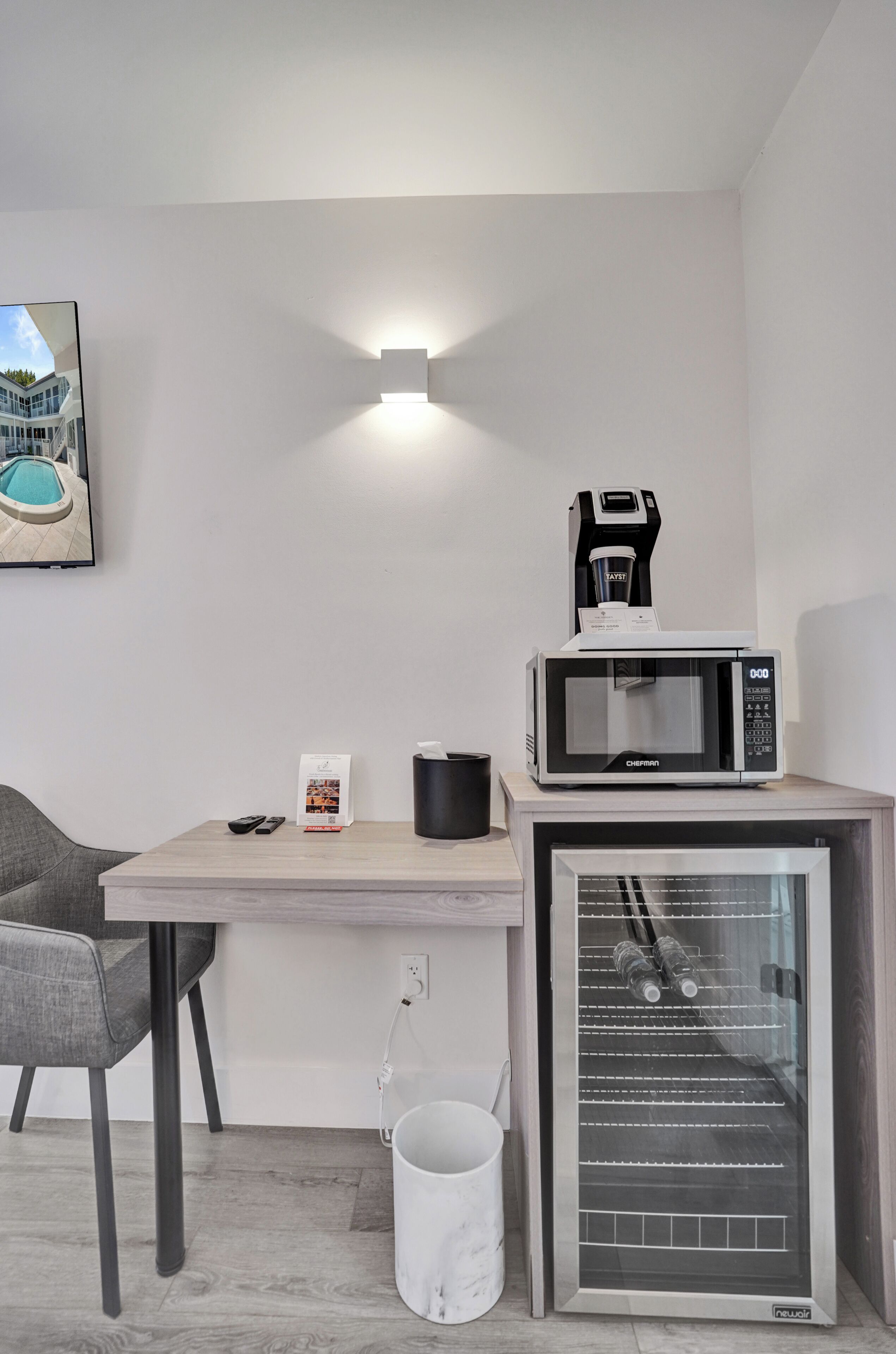 Escritorio y espacio para trabajar con laptop 