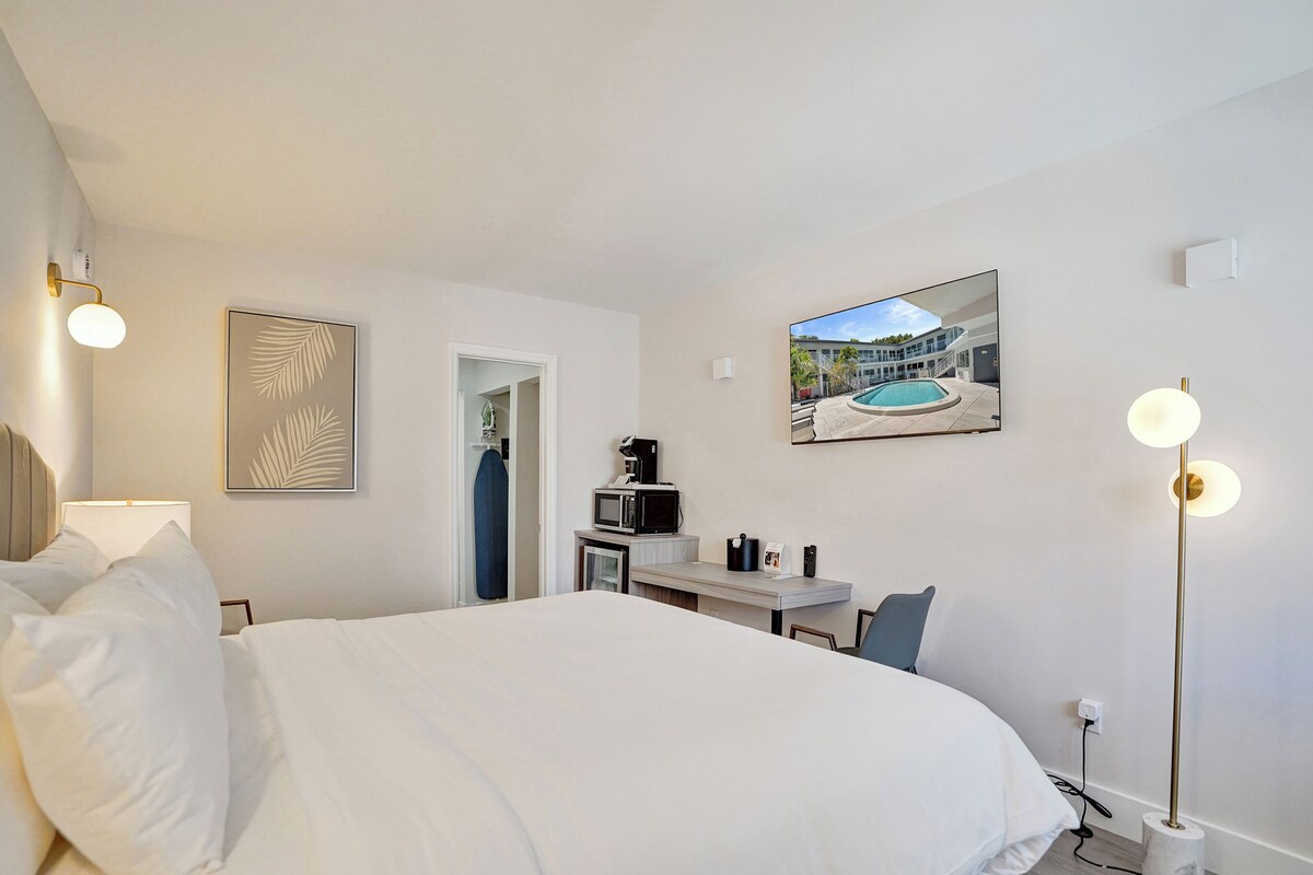Desk, laptop workspace, iron/ironing board, free WiFi