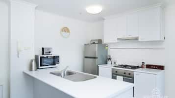 Comfort Apartment, Balcony | Dapur peribadi | Pembancuh kopi espreso, pembancuh kopi/teh, cerek elektrik