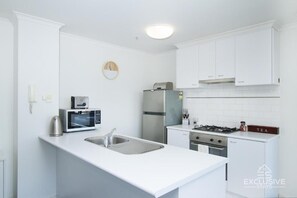 Apartamento conforto, sacada | Cozinha privada | Máquina de café expresso, cafeteira/chaleira, chaleira elétrica