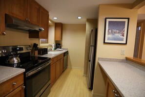 Coffee/tea maker, fridge, microwave, oven - Pollard Brook July 31st - Aug 7th Summer in Lincoln! (Lincoln)